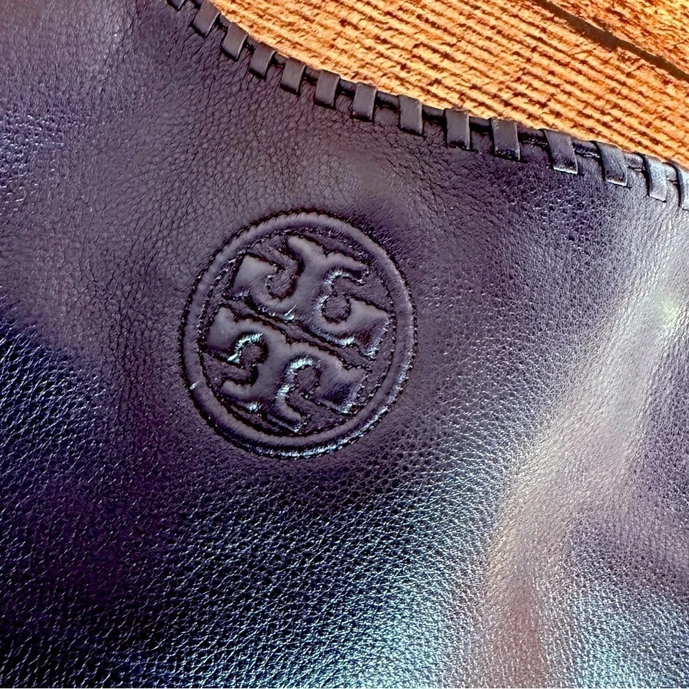 Tory Burch Marion East West in Black Pebbled Leather Bag